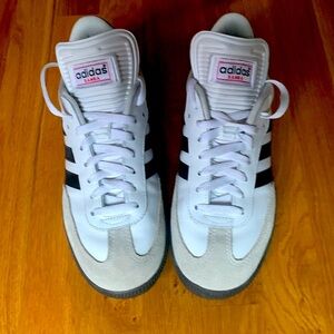 Like new Mens sambas shoes. Worn inside only. Very good condition!